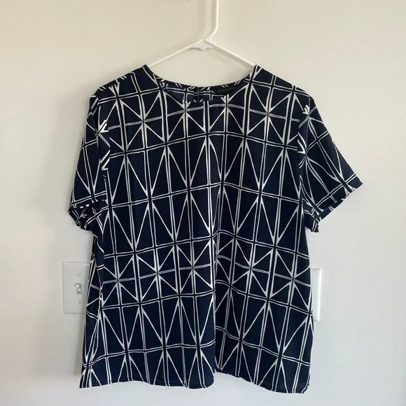 Contemporary Banana Republic top - Picture 1 of 6